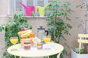 Grandma's Chic & Bright Athenian Home with a Patio