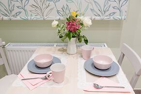 Grandma's Chic & Bright Athenian Home with a Patio