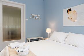 Grandma's Chic & Bright Athenian Home with a Patio