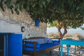 Karavos View - A Unique Artists' Hideaway Paradise