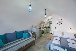 Karavos View - A Unique Artists' Hideaway Paradise