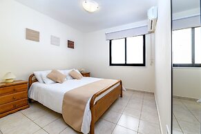 2 bed Apartment Overlooking Pool - Oroklini