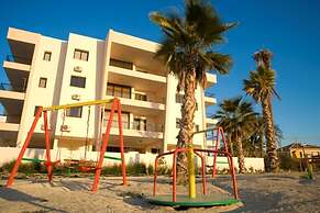 2 bed Apartment Overlooking Pool - Oroklini