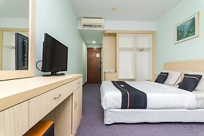 OYO 2065 Holly Sentosa Hotel