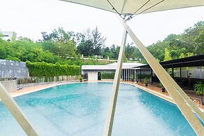 OYO 2065 Holly Sentosa Hotel