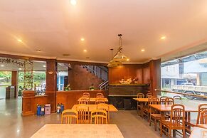 OYO 2065 Holly Sentosa Hotel