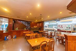 OYO 2065 Holly Sentosa Hotel