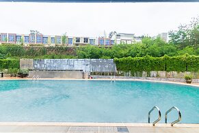 OYO 2065 Holly Sentosa Hotel