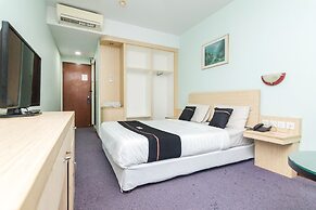 OYO 2065 Holly Sentosa Hotel