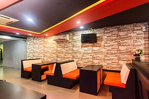 OYO 2065 Holly Sentosa Hotel