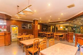 OYO 2065 Holly Sentosa Hotel