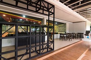 OYO 2065 Holly Sentosa Hotel