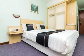 OYO 2065 Holly Sentosa Hotel