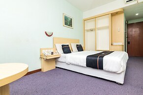 OYO 2065 Holly Sentosa Hotel