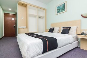 OYO 2065 Holly Sentosa Hotel