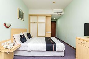 OYO 2065 Holly Sentosa Hotel