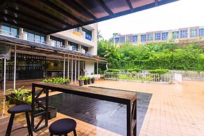 OYO 2065 Holly Sentosa Hotel