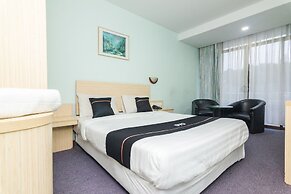 OYO 2065 Holly Sentosa Hotel