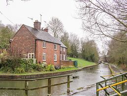 Tub Boat Cottage