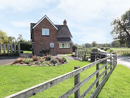 Ardsley Cottage - Longford Hall Farm Holiday Cottages