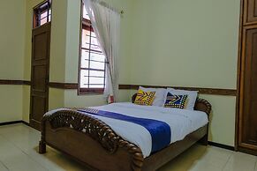 SPOT ON 1767 Villa Anggur Panderman