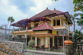 SPOT ON 1767 Villa Anggur Panderman