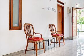 OYO 1932 Srimahi Residence