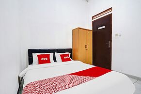 OYO 1932 Srimahi Residence