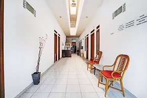 OYO 1932 Srimahi Residence