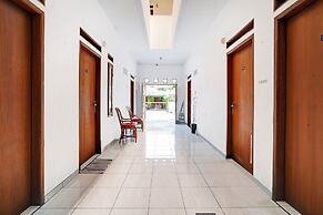 OYO 1932 Srimahi Residence