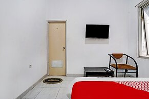 OYO 1932 Srimahi Residence