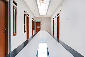 OYO 1932 Srimahi Residence