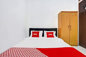 OYO 1932 Srimahi Residence