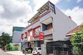 OYO 1932 Srimahi Residence