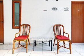 OYO 1932 Srimahi Residence