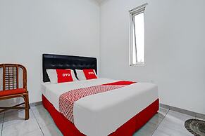 OYO 1932 Srimahi Residence