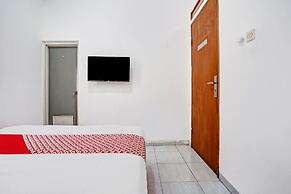 OYO 1932 Srimahi Residence