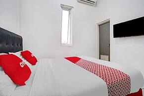 OYO 1932 Srimahi Residence