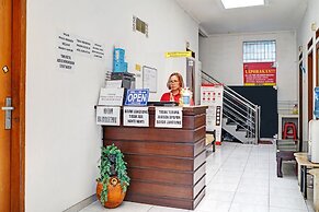 OYO 1932 Srimahi Residence