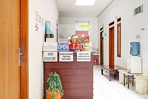 OYO 1932 Srimahi Residence