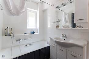 New Stylish Apartment with Sea View