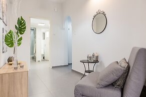 Newly Renovated Stylish Urban Flat