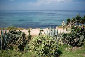 Oikia Eleanthi - Beachfront Garden Home