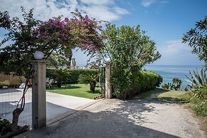 Oikia Eleanthi - Beachfront Garden Home