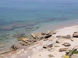 Oikia Eleanthi - Beachfront Garden Home