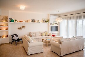 Oikia Eleanthi - Beachfront Garden Home