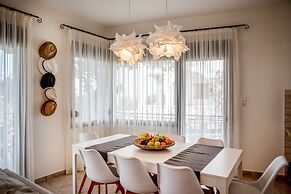 Oikia Eleanthi - Beachfront Garden Home