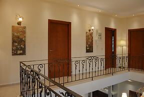 Private Pool Luxurious Villa with Parking & BBQ