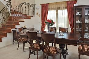 Private Pool Luxurious Villa with Parking & BBQ