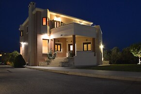 Private Pool Luxurious Villa with Parking & BBQ